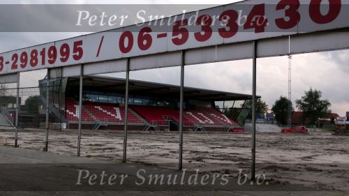 Spakenburg, 3 Juli 2007
Het veld van v.v. Ijsselmeervogels is onder construction omdat ze in het nieuwe seizoen gaan spelen op kunstgras in navolging van hun buren v.v. Spakenburg