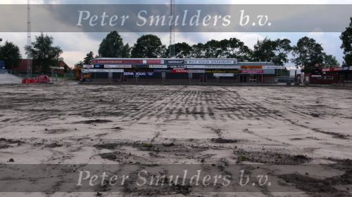 Spakenburg, 3 Juli 2007
Het veld van v.v. Ijsselmeervogels is onder construction omdat ze in het nieuwe seizoen gaan spelen op kunstgras in navolging van hun buren v.v. Spakenburg