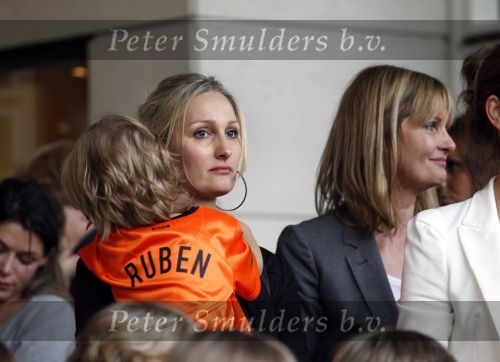 Amsterdam 5 juni 2010
Het Nederlands elftal vertrekt vanaf het hilton naar Schiphol voor de WK voetbal in Zuid Afrika. De vrouwen zwaaien ze uit. Andra v Bommel de vrouw van Mark met zoontje Ruben
Peter Smulders bv
