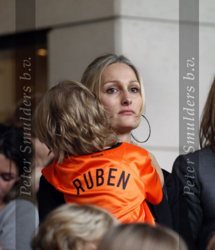 Amsterdam 5 juni 2010
Het Nederlands elftal vertrekt vanaf het hilton naar Schiphol voor de WK voetbal in Zuid Afrika. De vrouwen zwaaien ze uit. Andra v Bommel de vrouw van Mark met zoontje Ruben
Peter Smulders bv