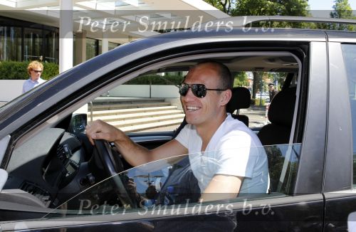 Amsterdam 4 juni 2010
Spelers Nederlands elftal melden zich bij het Hilton Hotel voor de laatste vriendschappelijke wedstrijd voor het WK. Arjen Robben met TW Steel horloge
Peter Smulders bv