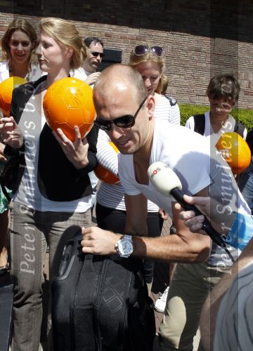 Amsterdam 4 juni 2010
Spelers Nederlands elftal melden zich bij het Hilton Hotel voor de laatste vriendschappelijke wedstrijd voor het WK. Arjen Robben met TW Steel horloge
Peter Smulders bv