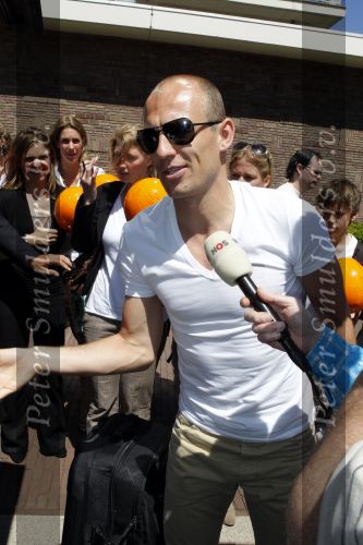 Amsterdam 4 juni 2010
Spelers Nederlands elftal melden zich bij het Hilton Hotel voor de laatste vriendschappelijke wedstrijd voor het WK. Arjen Robben met TW Steel horloge
Peter Smulders bv