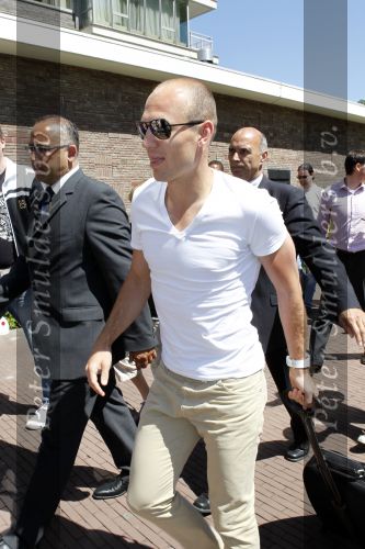 Amsterdam 4 juni 2010
Spelers Nederlands elftal melden zich bij het Hilton Hotel voor de laatste vriendschappelijke wedstrijd voor het WK. Arjen Robben met TW Steel horloge
Peter Smulders bv