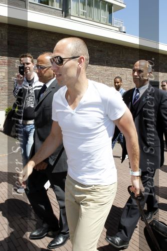 Amsterdam 4 juni 2010
Spelers Nederlands elftal melden zich bij het Hilton Hotel voor de laatste vriendschappelijke wedstrijd voor het WK. Arjen Robben met TW Steel horloge
Peter Smulders bv