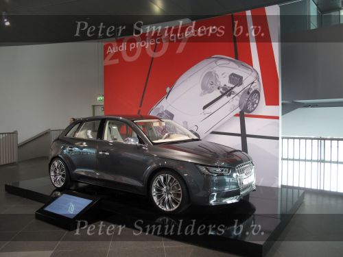 Ingolstadt, 11 Mei 2010
Audi Forum levering Audi Q5 samen met Ingeborg Smulders en Wilma en Marti v Helvoort
Foto Peter Smulders BV