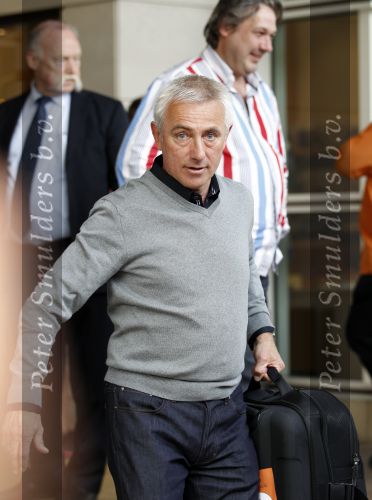 Amsterdam 5 juni 2010
Het Nederlands elftal vertrekt vanaf het hilton naar Schiphol voor de WK voetbal in Zuid Afrika. De vrouwen zwaaien ze uit. Bert v Marwijk
Peter Smulders bv