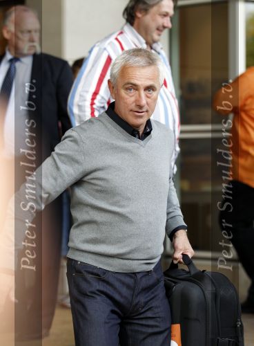 Amsterdam 5 juni 2010
Het Nederlands elftal vertrekt vanaf het hilton naar Schiphol voor de WK voetbal in Zuid Afrika. De vrouwen zwaaien ze uit. Bert v Marwijk
Peter Smulders bv