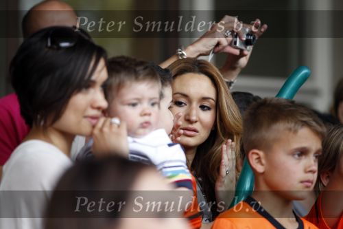 Amsterdam 5 juni 2010
Het Nederlands elftal vertrekt vanaf het hilton naar Schiphol voor de WK voetbal in Zuid Afrika. De vrouwen zwaaien ze uit. Robin Bouchra en Shaqueel v Persie
Peter Smulders bv