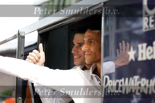 Amsterdam 5 juni 2010
Het Nederlands elftal vertrekt vanaf het hilton naar Schiphol voor de WK voetbal in Zuid Afrika. De vrouwen zwaaien ze uit. Robin Bouchra en Shaqueel v Persie
Peter Smulders bv