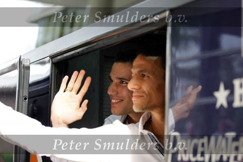 Amsterdam 5 juni 2010
Het Nederlands elftal vertrekt vanaf het hilton naar Schiphol voor de WK voetbal in Zuid Afrika. De vrouwen zwaaien ze uit. Robin Bouchra en Shaqueel v Persie
Peter Smulders bv