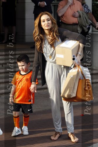 Amsterdam 5 juni 2010
Het Nederlands elftal vertrekt vanaf het hilton naar Schiphol voor de WK voetbal in Zuid Afrika. De vrouwen zwaaien ze uit. Robin Bouchra en Shaqueel v Persie
Peter Smulders bv