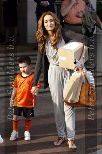 Amsterdam 5 juni 2010
Het Nederlands elftal vertrekt vanaf het hilton naar Schiphol voor de WK voetbal in Zuid Afrika. De vrouwen zwaaien ze uit. Robin Bouchra en Shaqueel v Persie
Peter Smulders bv