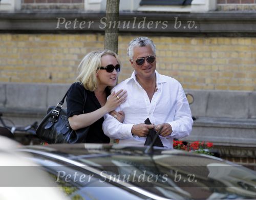 Amsterdam 4 juni 2010
Bram Moszkowicz en Eva Jinek lunchen bij het Amstel hotel en lopen daarna verliefd naar hun auto\'s.
Peter Smulders bv