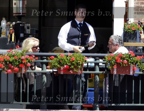 Amsterdam 4 juni 2010
Bram Moszkowicz en Eva Jinek lunchen bij het Amstel hotel en lopen daarna verliefd naar hun auto\'s.
Peter Smulders bv