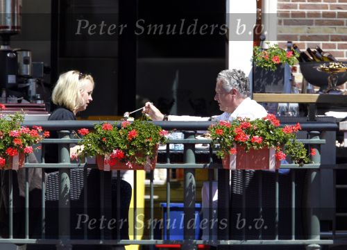 Amsterdam 4 juni 2010
Bram Moszkowicz en Eva Jinek lunchen bij het Amstel hotel en lopen daarna verliefd naar hun auto\'s.
Peter Smulders bv