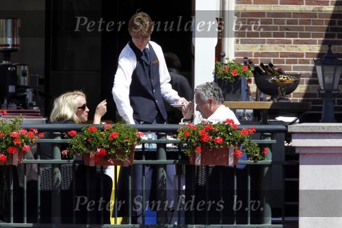 Amsterdam 4 juni 2010
Bram Moszkowicz en Eva Jinek lunchen bij het Amstel hotel en lopen daarna verliefd naar hun auto\'s.
Peter Smulders bv