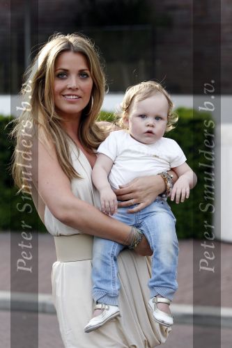 Amsterdam 5 juni 2010
Het Nederlands elftal vertrekt vanaf het hilton naar Schiphol voor de WK voetbal in Zuid Afrika. De vrouwen zwaaien ze uit. Charlotte Heitinga met dochter Jezebel
Peter Smulders bv