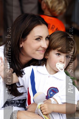 Amsterdam 5 juni 2010
Het Nederlands elftal vertrekt vanaf het hilton naar Schiphol voor de WK voetbal in Zuid Afrika. De vrouwen zwaaien ze uit. De vrouw van Joris Mathijsen Christel zwanger met zoon 
Peter Smulders bv
