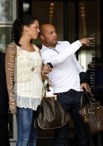 Amsterdam 5 juni 2010
Het Nederlands elftal vertrekt vanaf het hilton naar Schiphol voor de WK voetbal in Zuid Afrika. De vrouwen zwaaien ze uit. Demy de Zeeuw met zijn vrouw
Peter Smulders bv