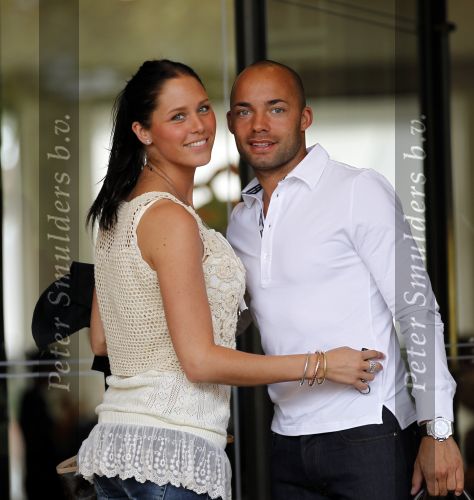Amsterdam 5 juni 2010
Het Nederlands elftal vertrekt vanaf het hilton naar Schiphol voor de WK voetbal in Zuid Afrika. De vrouwen zwaaien ze uit. Demy de Zeeuw met zijn vrouw
Peter Smulders bv