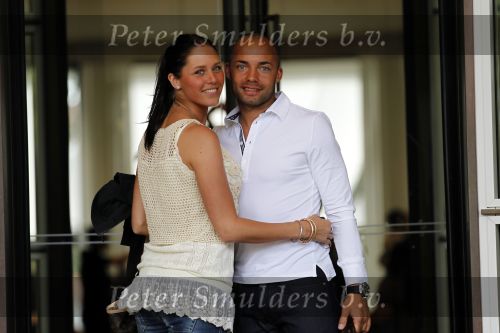 Amsterdam 5 juni 2010
Het Nederlands elftal vertrekt vanaf het hilton naar Schiphol voor de WK voetbal in Zuid Afrika. De vrouwen zwaaien ze uit. Demy de Zeeuw met zijn vrouw
Peter Smulders bv