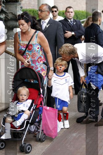 Amsterdam 5 juni 2010
Het Nederlands elftal vertrekt vanaf het hilton naar Schiphol voor de WK voetbal in Zuid Afrika. De vrouwen zwaaien ze uit. Dirk Kuyt met gezin
Peter Smulders bv