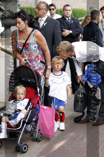 Amsterdam 5 juni 2010
Het Nederlands elftal vertrekt vanaf het hilton naar Schiphol voor de WK voetbal in Zuid Afrika. De vrouwen zwaaien ze uit. Dirk Kuyt met gezin
Peter Smulders bv