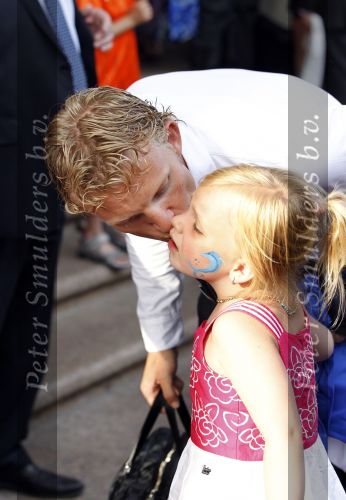 Amsterdam 5 juni 2010
Het Nederlands elftal vertrekt vanaf het hilton naar Schiphol voor de WK voetbal in Zuid Afrika. De vrouwen zwaaien ze uit. Dirk Kuyt met gezin
Peter Smulders bv