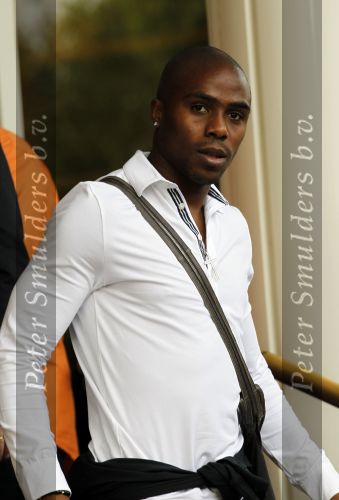 Amsterdam 5 juni 2010
Het Nederlands elftal vertrekt vanaf het hilton naar Schiphol voor de WK voetbal in Zuid Afrika. De vrouwen zwaaien ze uit. Edson Braafheid
Peter Smulders bv