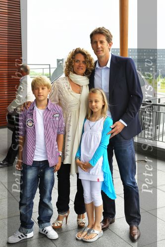 Utrecht 7 Juni 2010, Locatie Mercedes Nederland, 5e introductie van het Magazine Helden, gemaakt foor Frits Barend en zijn dochter Barbara Barend
Edwin v d Sar met zijn vrouw Annemarie v d Sar en hun kinderen Joey v d Sar en Lyn v d Sar
Foto Peter Smulders BV