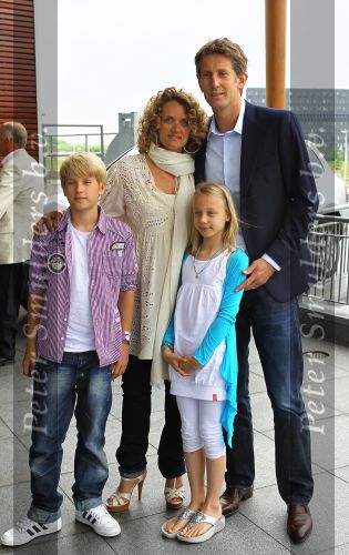 Utrecht 7 Juni 2010, Locatie Mercedes Nederland, 5e introductie van het Magazine Helden, gemaakt foor Frits Barend en zijn dochter Barbara Barend
Edwin v d Sar met zijn vrouw Annemarie v d Sar en hun kinderen Joey v d Sar en Lyn v d Sar
Foto Peter Smulders BV