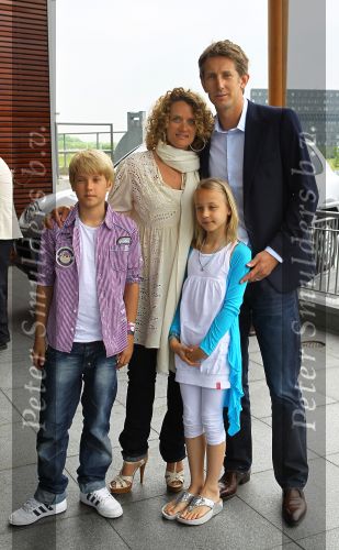 Utrecht 7 Juni 2010, Locatie Mercedes Nederland, 5e introductie van het Magazine Helden, gemaakt foor Frits Barend en zijn dochter Barbara Barend
Edwin v d Sar met zijn vrouw Annemarie v d Sar en hun kinderen Joey v d Sar en Lyn v d Sar
Foto Peter Smulders BV