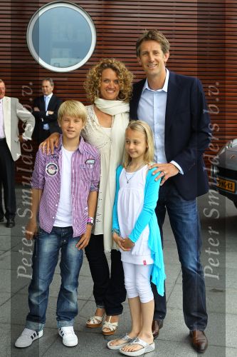 Utrecht 7 Juni 2010, Locatie Mercedes Nederland, 5e introductie van het Magazine Helden, gemaakt foor Frits Barend en zijn dochter Barbara Barend
Edwin v d Sar met zijn vrouw Annemarie v d Sar en hun kinderen Joey v d Sar en Lyn v d Sar
Foto Peter Smulders BV