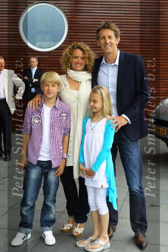 Utrecht 7 Juni 2010, Locatie Mercedes Nederland, 5e introductie van het Magazine Helden, gemaakt foor Frits Barend en zijn dochter Barbara Barend
Edwin v d Sar met zijn vrouw Annemarie v d Sar en hun kinderen Joey v d Sar en Lyn v d Sar
Foto Peter Smulders BV