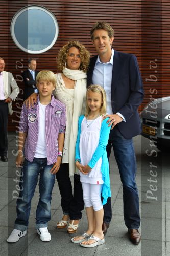 Utrecht 7 Juni 2010, Locatie Mercedes Nederland, 5e introductie van het Magazine Helden, gemaakt foor Frits Barend en zijn dochter Barbara Barend
Edwin v d Sar met zijn vrouw Annemarie v d Sar en hun kinderen Joey v d Sar en Lyn v d Sar
Foto Peter Smulders BV