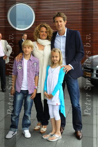 Utrecht 7 Juni 2010, Locatie Mercedes Nederland, 5e introductie van het Magazine Helden, gemaakt foor Frits Barend en zijn dochter Barbara Barend
Edwin v d Sar met zijn vrouw Annemarie v d Sar en hun kinderen Joey v d Sar en Lyn v d Sar
Foto Peter Smulders BV
