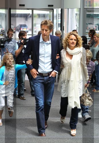 Utrecht 7 Juni 2010, Locatie Mercedes Nederland, 5e introductie van het Magazine Helden, gemaakt foor Frits Barend en zijn dochter Barbara Barend
Edwin v d Sar met zijn vrouw Annemarie v d Sar en hun kinderen Joey v d Sar en Lyn v d Sar
Foto Peter Smulders BV