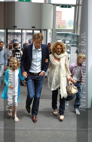 Utrecht 7 Juni 2010, Locatie Mercedes Nederland, 5e introductie van het Magazine Helden, gemaakt foor Frits Barend en zijn dochter Barbara Barend
Edwin v d Sar met zijn vrouw Annemarie v d Sar en hun kinderen Joey v d Sar en Lyn v d Sar
Foto Peter Smulders BV