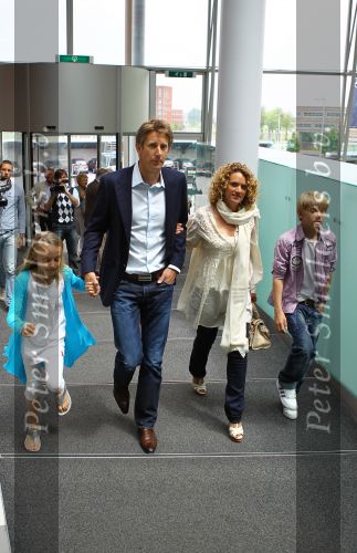 Utrecht 7 Juni 2010, Locatie Mercedes Nederland, 5e introductie van het Magazine Helden, gemaakt foor Frits Barend en zijn dochter Barbara Barend
Edwin v d Sar met zijn vrouw Annemarie v d Sar en hun kinderen Joey v d Sar en Lyn v d Sar
Foto Peter Smulders BV