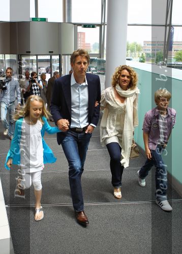 Utrecht 7 Juni 2010, Locatie Mercedes Nederland, 5e introductie van het Magazine Helden, gemaakt foor Frits Barend en zijn dochter Barbara Barend
Edwin v d Sar met zijn vrouw Annemarie v d Sar en hun kinderen Joey v d Sar en Lyn v d Sar
Foto Peter Smulders BV