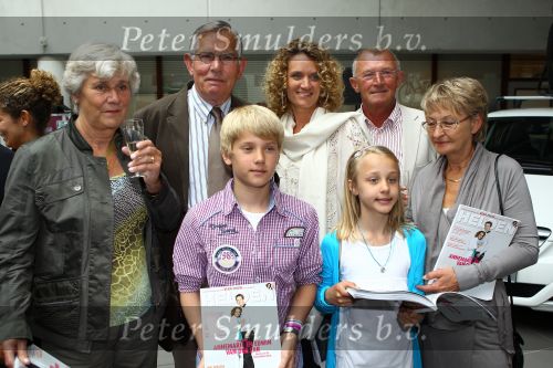 Utrecht 7 Juni 2010, Locatie Mercedes Nederland, 5e introductie van het Magazine Helden, gemaakt foor Frits Barend en zijn dochter Barbara Barend
Edwin v d Sar met zijn vrouw Annemarie v d Sar en hun kinderen Joeey v d Sar en Lyn v d Sar
Foto Peter Smulders BV