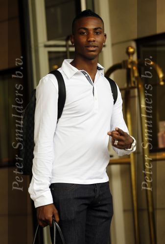 Amsterdam 5 juni 2010
Het Nederlands elftal vertrekt vanaf het hilton naar Schiphol voor de WK voetbal in Zuid Afrika. De vrouwen zwaaien ze uit. Eljero Elia
Peter Smulders bv