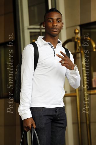 Amsterdam 5 juni 2010
Het Nederlands elftal vertrekt vanaf het hilton naar Schiphol voor de WK voetbal in Zuid Afrika. De vrouwen zwaaien ze uit. Eljero Elia
Peter Smulders bv