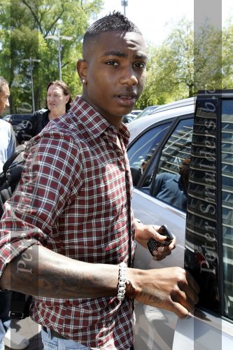 Amsterdam 4 juni 2010
Spelers Nederlands elftal melden zich bij het Hilton Hotel voor de laatste vriendschappelijke wedstrijd voor het WK. Eljero Elia met zijn vrouw en Buddha to Buddha armaband
Peter Smulders bv