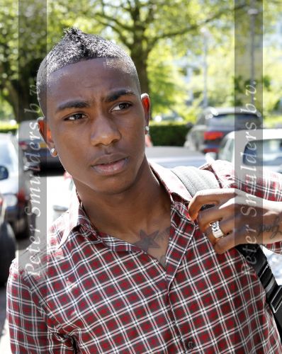Amsterdam 4 juni 2010
Spelers Nederlands elftal melden zich bij het Hilton Hotel voor de laatste vriendschappelijke wedstrijd voor het WK. Eljero Elia met zijn vrouw en Buddha to Buddha armaband
Peter Smulders bv