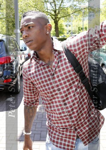 Amsterdam 4 juni 2010
Spelers Nederlands elftal melden zich bij het Hilton Hotel voor de laatste vriendschappelijke wedstrijd voor het WK. Eljero Elia met zijn vrouw en Buddha to Buddha armaband
Peter Smulders bv