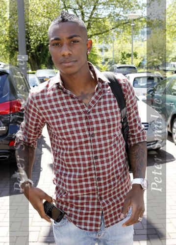 Amsterdam 4 juni 2010
Spelers Nederlands elftal melden zich bij het Hilton Hotel voor de laatste vriendschappelijke wedstrijd voor het WK. Eljero Elia met zijn vrouw en Buddha to Buddha armaband
Peter Smulders bv