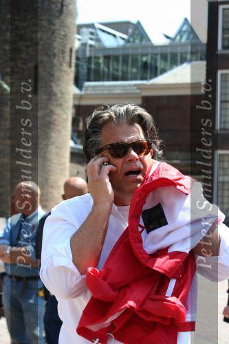 Den Haagg, 3 Juni 2010 Emile Ratelband op het Binnenhof/Ridderhof Linkerk Kerktoren waar Emile een schade heeft aangericht met een modelvliegtuigje. Er wordt door specialisten de schade en kosten bekeken voor de reparaties.
Foto Peter Smulders BV
