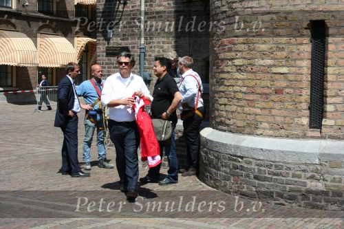 Den Haagg, 3 Juni 2010 Emile Ratelband op het Binnenhof/Ridderhof Linkerk Kerktoren waar Emile een schade heeft aangericht met een modelvliegtuigje. Er wordt door specialisten de schade en kosten bekeken voor de reparaties.
Foto Peter Smulders BV
